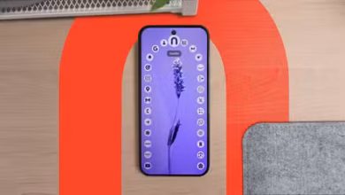 هاتف Pixel يقوم بتشغيل Comfer Launcher على المكتب.