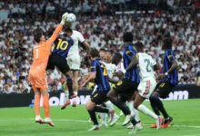 حارس مرمى ريال مدريد البلجيكي # 01 تيبو كورتوا (يسار) يصل إلى الكرة بينما يحاول مهاجم إنتر ميلان الأرجنتيني رقم 10 لاوتارو مارتينيز التسجيل خلال مباراة كرة القدم في الجولة الأولى من دوري أبطال أوروبا UEFA بين ريال مدريد وإنتر ميلان في ملعب سانتياغو برنابيو في مدريد في 8 سبتمبر 2026.