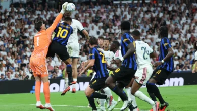 حارس مرمى ريال مدريد البلجيكي # 01 تيبو كورتوا (يسار) يصل إلى الكرة بينما يحاول مهاجم إنتر ميلان الأرجنتيني رقم 10 لاوتارو مارتينيز التسجيل خلال مباراة كرة القدم في الجولة الأولى من دوري أبطال أوروبا UEFA بين ريال مدريد وإنتر ميلان في ملعب سانتياغو برنابيو في مدريد في 8 سبتمبر 2026.