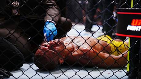 مقاتل برازيلي يفقد وعيه فجأة بعد سقوطه خلال نزال في UFC ويستعيده في المستشفى