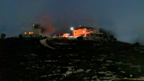 مستوطنون يحرقون منزلين في جالود ومنزلاً ومركبات في المغير بالضفة الغربية