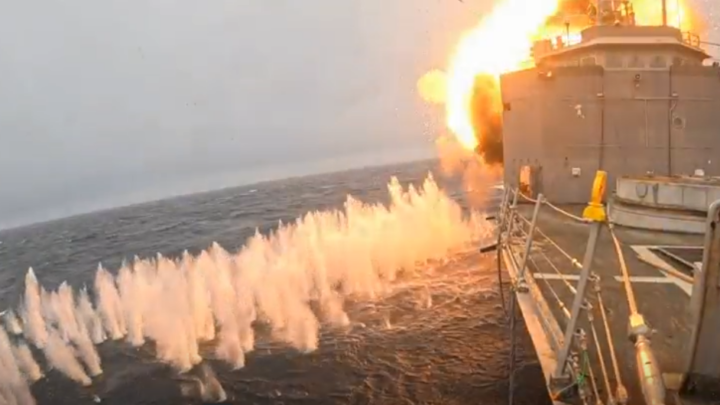 إغراق الفرقاطة الأمريكية الخارجة من الخدمة USS Klakring خلال مناورة بحرية مشتركة بين الولايات المتحدة والمملكة المتحدة