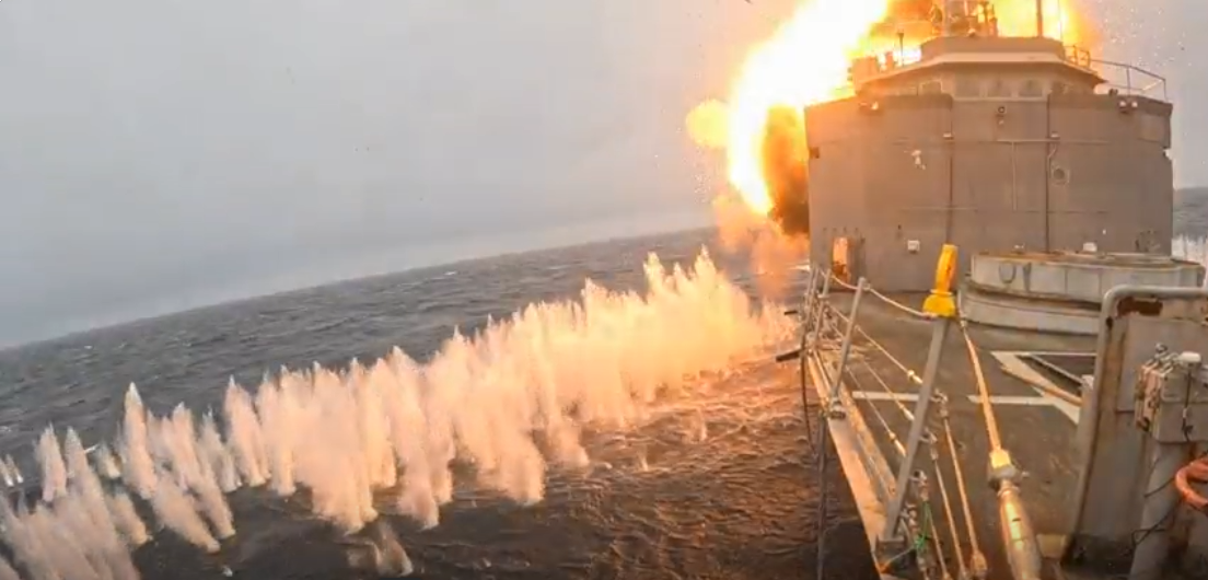 إغراق الفرقاطة الأمريكية الخارجة من الخدمة USS Klakring خلال مناورة بحرية مشتركة بين الولايات المتحدة والمملكة المتحدة