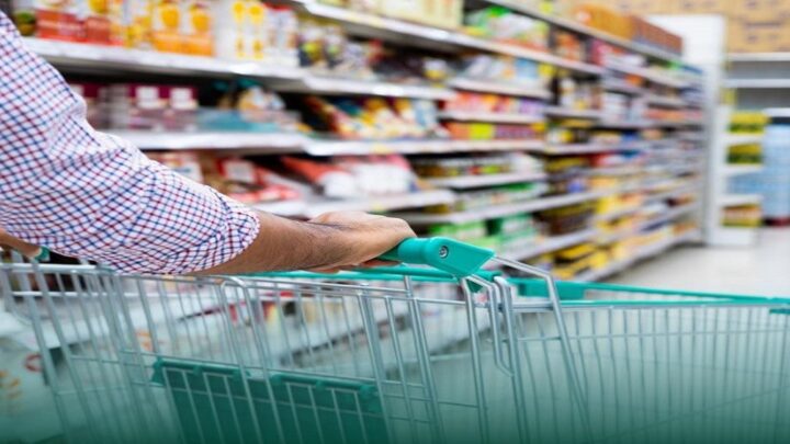 ثقة المستهلك الأمريكي تتراجع إلى أدنى مستوى منذ 2014 وسط مخاوف التضخم وسوق العمل