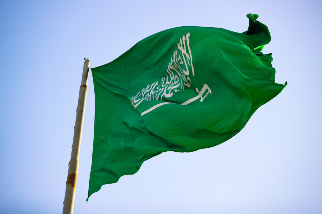 “رويترز” عن شاهد: رؤية ألسنة لهب ودخان قرب مطار العاصمة السعودية الرياض