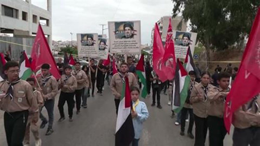 فلسطينيون في لبنان يحيون الذكرى الثانية لاستشهاد حسن نصرالله بمسيرة إلى مرقده