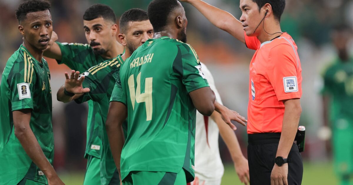 السعودية تهزم العراق 2-0 وعُمان تتأهل بالقرعة إلى نصف نهائي خليجي 27