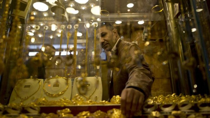 الذهب قرب أدنى مستوى في أكثر من 7 أسابيع مع ترقب بيانات اقتصادية أميركية
