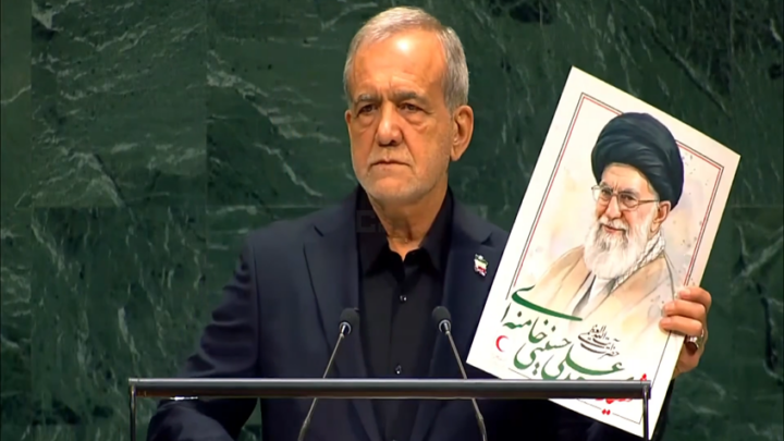 الرئيس الإيراني يرفع صورة للمرشد الراحل علي خامنئي ويطرح “حلا وضمانا موثوقا” لإبرام الاتفاق النووي
