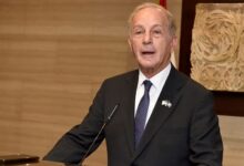 السفير الأميركي وصل إلى زوطر الغربية واستهل جولته من كنيسة البلدة