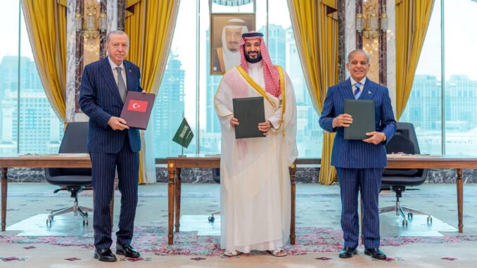 باكستان تهدد بتفعيل اتفاقية مكة للدفاع المشترك بعد استهداف الحوثيين منشآت الطاقة السعودية