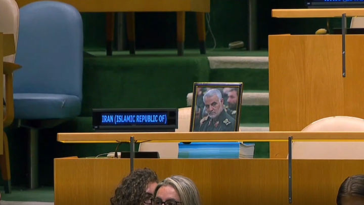 بالفيديو | صورة الشهيد الحاج قاسم سليماني مكان جلوس الوفد الإيراني اثناء خطاب رئيس وزراء العدو