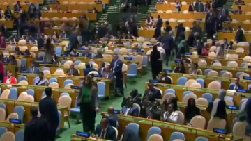 بالفيديو والصور عشرات الوفود تنسحب من قاعة الأمم المتحدة أثناء كلمة مجرم الحرب “نتنياهو”