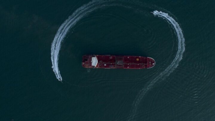 تراجع حاد في حركة الملاحة عبر مضيق هرمز وسط استمرار التوتر بين واشنطن وطهران
