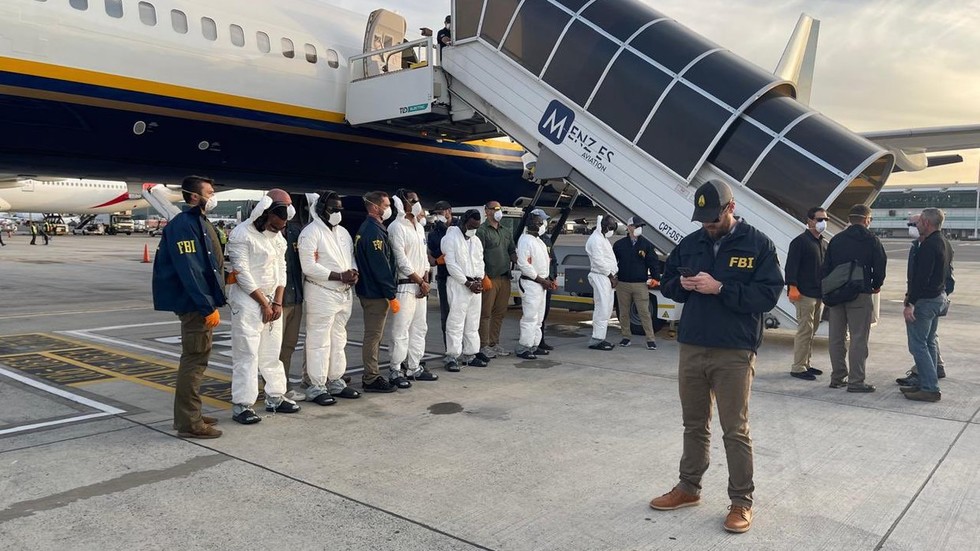 جنوب أفريقيا تقوم بتسليم المشتبه بهم في الاحتيال الرومانسي إلى الولايات المتحدة – RT Africa