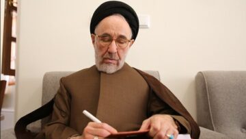 خاتمي موجها للأطباء: إيجاد السبيل الأقل تكلفة والأكثر فعالية للخروج من الأزمة