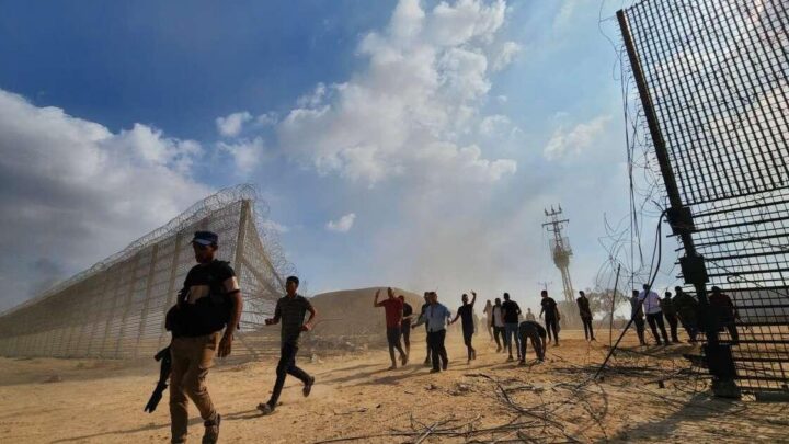 ذا أتلانتك: عباس كامل حذّر مسؤولين إ