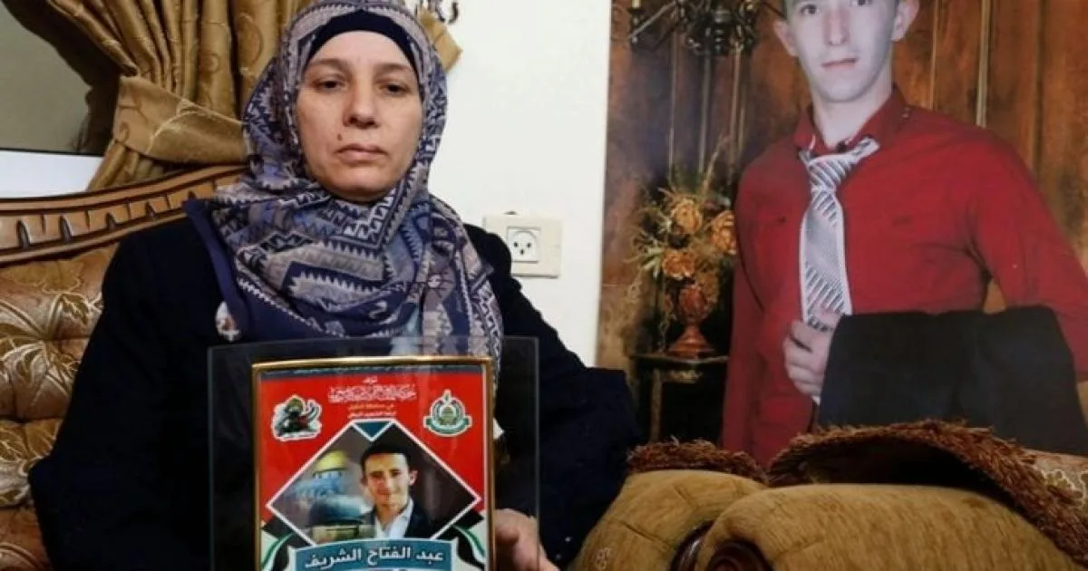 رئيس كيان الاحتلال يعفو عن جندي قتل فلسطينيا مصابا بعد طرحه أرضا
