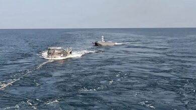 روبوت يزوّد قاربًا مسيّرًا بالوقود في عرض البحر خلال اختبار للبحرية الأمريكية