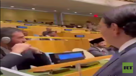 سفير إسرائيل يقترب من دبلوماسي إيراني ويستفزه بـ”جهاز” ويوجه له كلاما مباشرا عن تغيير النظام (فيديو)