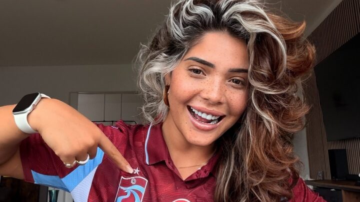 عاشقة محمد صلاح تلاحقه إلى طرابزون وتوجه له رسالة مؤثرة (فيديو + صورة)