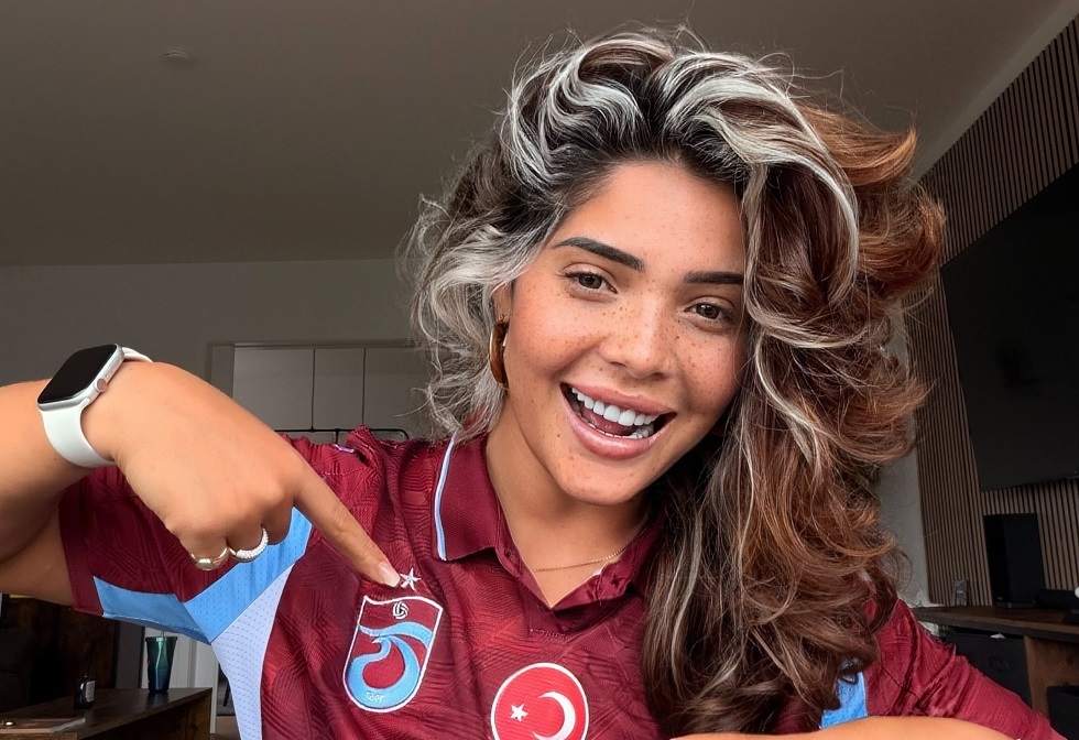 عاشقة محمد صلاح تلاحقه إلى طرابزون وتوجه له رسالة مؤثرة (فيديو + صورة)