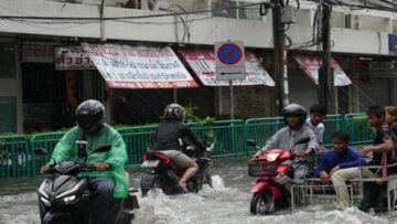 فيضانات واسعة في بانكوك تغلق الطرق وتجبر سكاناً على مغادرة منازلهم