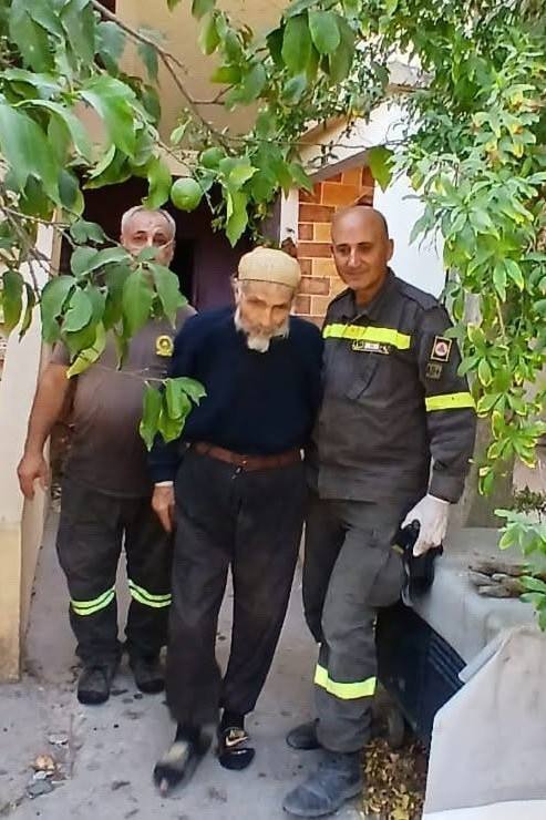لبنان.. الدفاع المدني يصل في مهمة إنسانية إلى مسن يبلغ 108 أعوام في النبطية الفوقا (صورة)