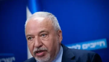 ليبرمان: مكانة “إسرائيل” عالميا في أدنى مستوياتها وأحذر من “انهيار اقتصادي”