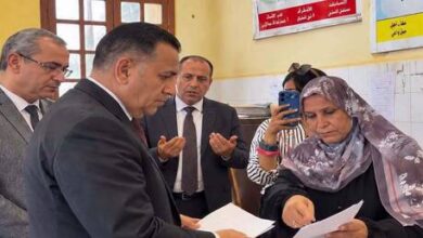 مسؤول مصري في مرمى الانتقادات ويثير موجة غضب.. ماذا جرى أمام الكاميرات؟