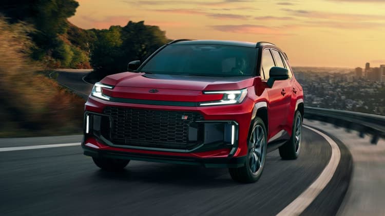 هناك طلب على سيارة RAV4 الهجينة من تويوتا حيث ينتظر التجار المزيد من العرض