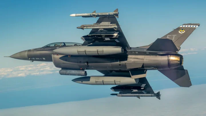 يقول سلاح الجو إن أسطول طائرات F-16 سيحصل على جهاز كمبيوتر جديد للمهمة