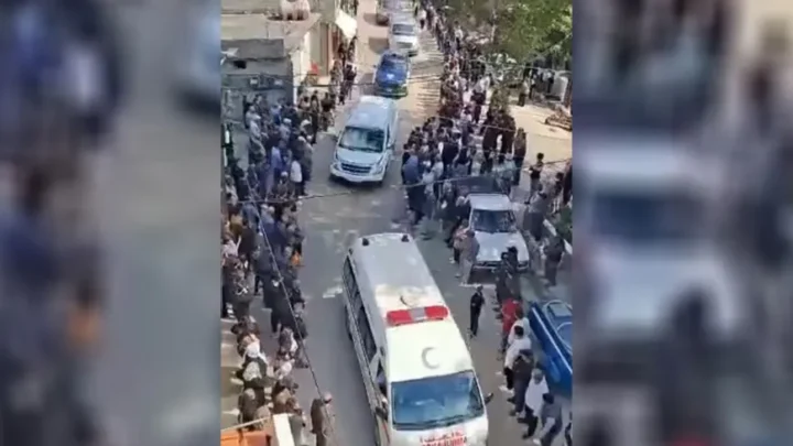 مئات يشيعون ضحايا استهداف حافلة عمال ومهندسين بريف حمص