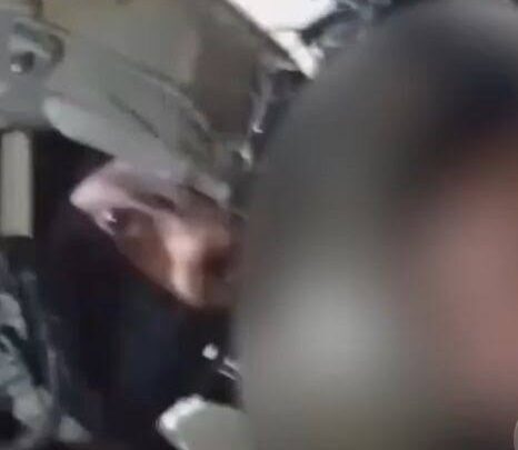 جندي إسرائيلي يوثّق جريمته بنفسه.. يضرب طفلا داخل منزله ويهدد والده
