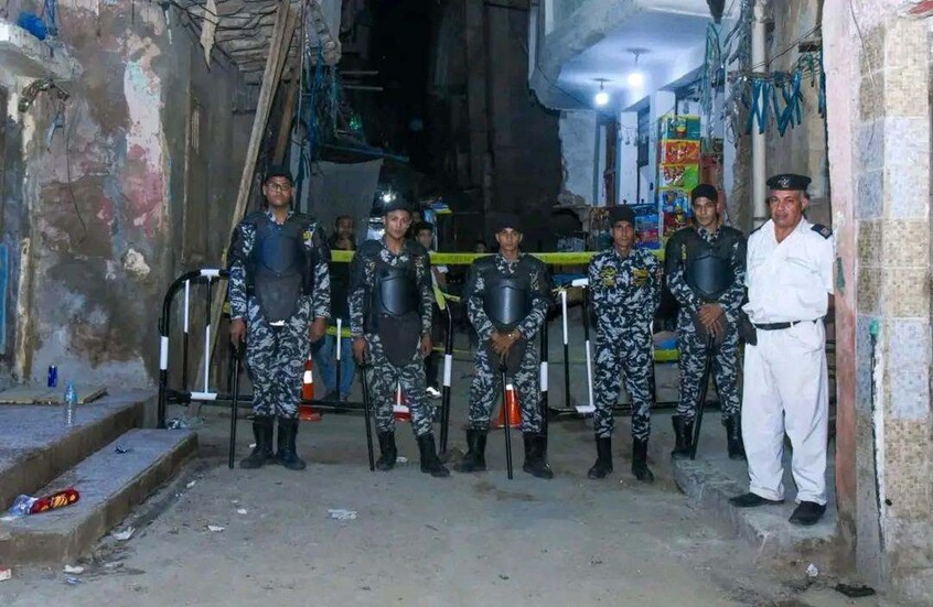 ثانية حاسمة.. شاب ينقذ طفلا من سقوط مروع في مصر (فيديو)