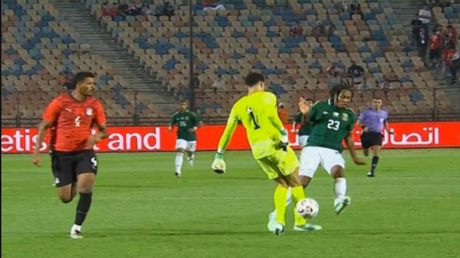 بهفوة شوبير.. منتخب مصر يسقط على أرضه أمام جنوب إفريقيا