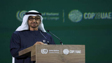 محمد بن زايد يهدي صورته لمعلمه أحمد إبراهيم مندي