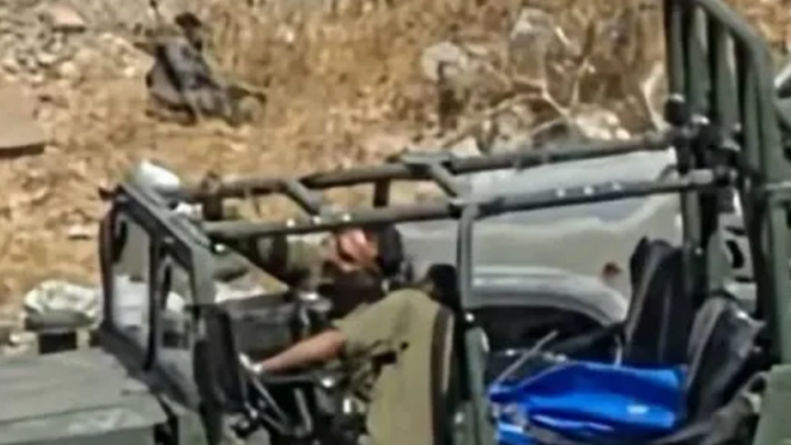 جنود إسرائيليون يقتلون مواطنا فلسطينيا في الخليل ويلتقطون “سيلفي” مع جثته