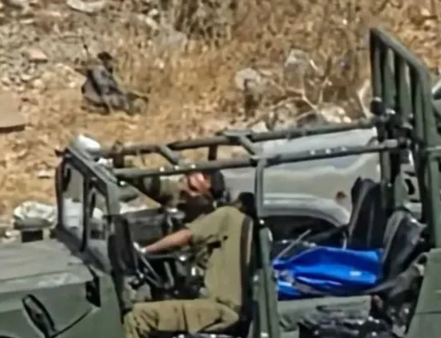 جنود إسرائيليون يقتلون مواطنا فلسطينيا في الخليل ويلتقطون “سيلفي” مع جثته