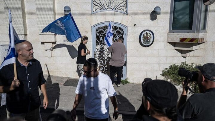بريطانيا تهدد بطرد 27 دبلوماسيا "إسرائيليا" لهذا السبب!