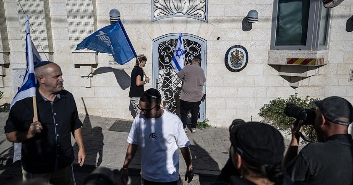بريطانيا تهدد بطرد 27 دبلوماسيا “إسرائيليا” لهذا السبب!