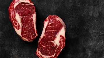 تحتوي اللحوم الحمراء على سكر لا يستطيع البشر إنتاجه، ويعتقد العلماء أنه قد يسبب الالتهاب