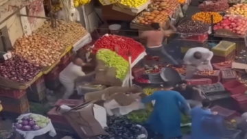 مشاهد صادمة.. فوضى بأحد أسواق مصر بعد مشاجرة عنيفة (فيديو)