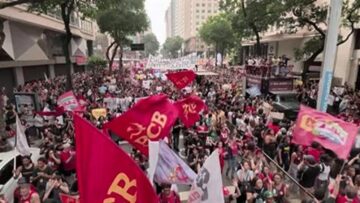 طلاب يتظاهرون في ريو دي جانيرو دعمًا للولا دا سيلفا قبل جولة الإعادة