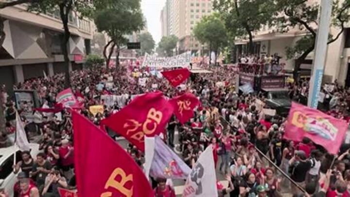 طلاب يتظاهرون في ريو دي جانيرو دعمًا للولا دا سيلفا قبل جولة الإعادة