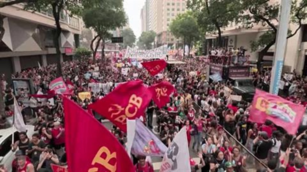 طلاب يتظاهرون في ريو دي جانيرو دعمًا للولا دا سيلفا قبل جولة الإعادة
