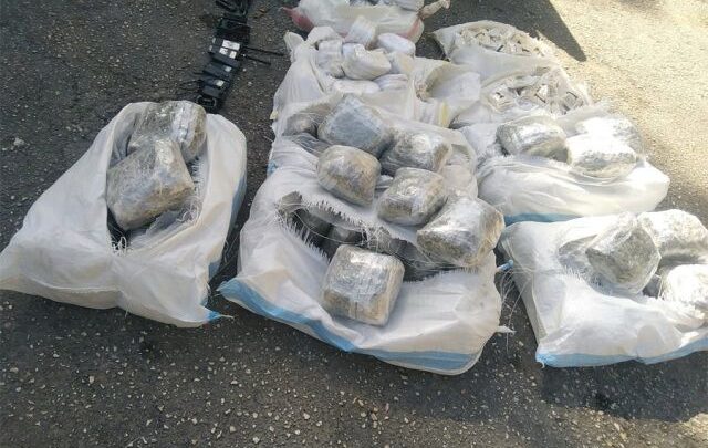 الجيش : إشتباك مسلح مع أحد المهربين وإحباط تهريب قذائف صاروخية وكمية من المتفجرات والمخدرات عبر الحدود اللبنانية السورية