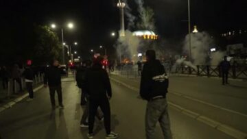 كوسوفو | اشتباكات أمام برلمان كوسوفو احتجاجاً على محاكمة قادة حرب الاستقلال