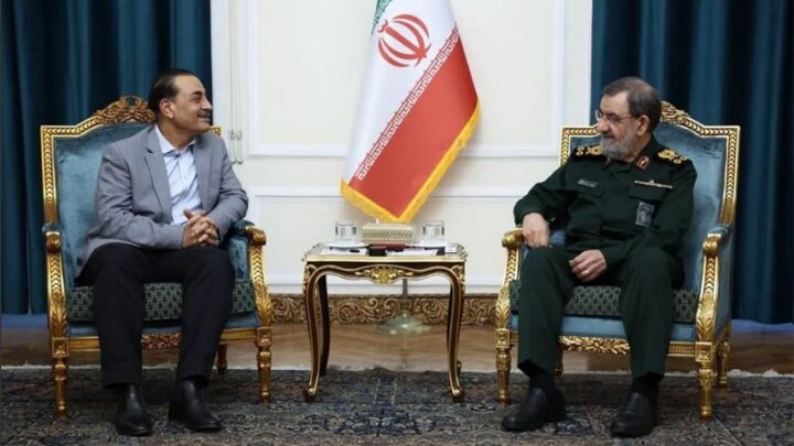 طهران لباكستان: المواد النووية ستبقی داخل ايران