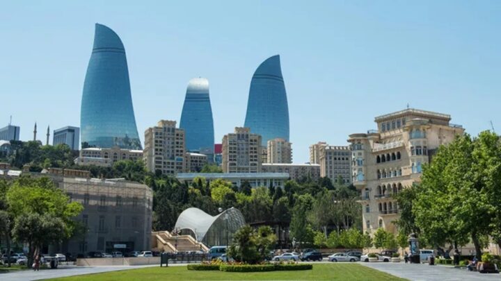 أذربيجان تنفي حظر الحجاب في المؤسسات الطبية وتحذر من تداول بيانات مزيفة